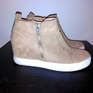Brash Tan wedge Sneaker size 7.5